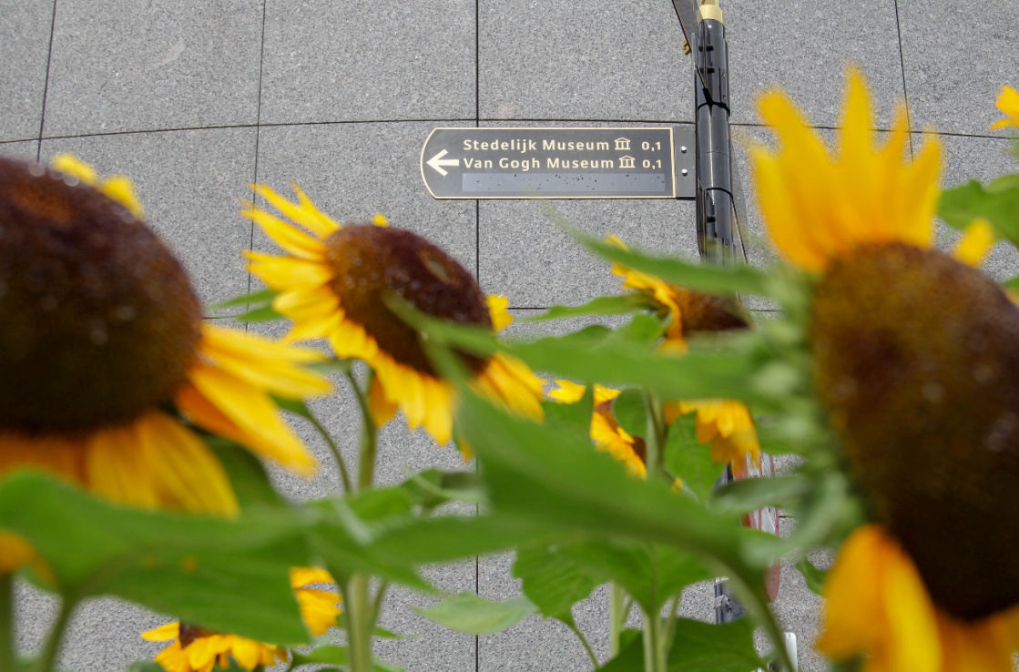 sign pointing to Van Gogh museum